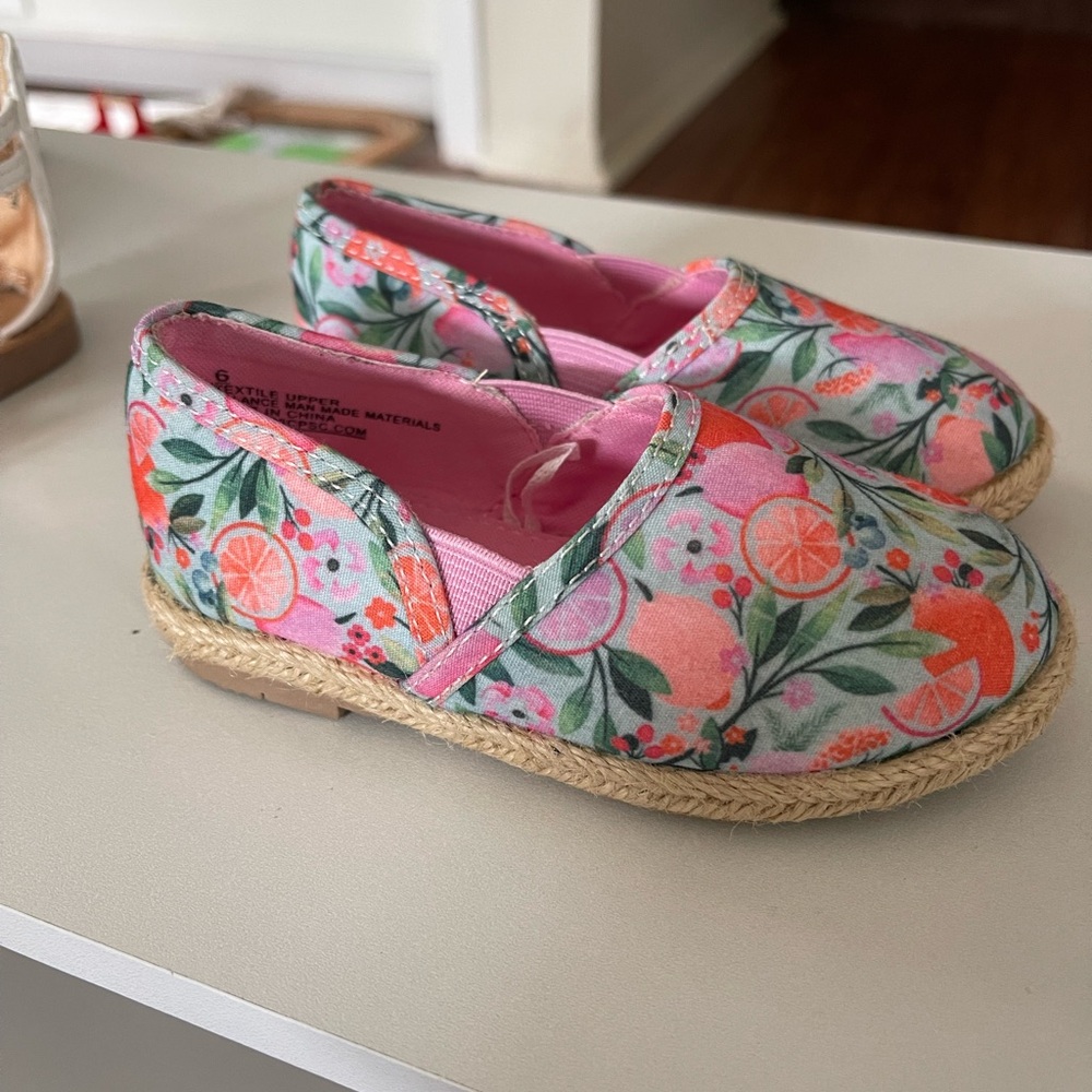 Toddler size 6 slip on espadrilles 🍊 like new!